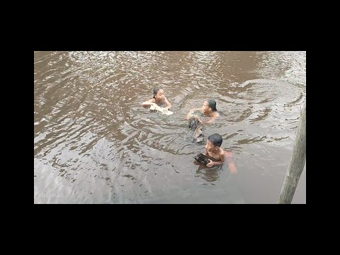 aktivitas anak anak kampung mandi di sungai dan suasana kampung