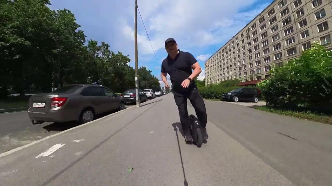 Парень на моноколесе