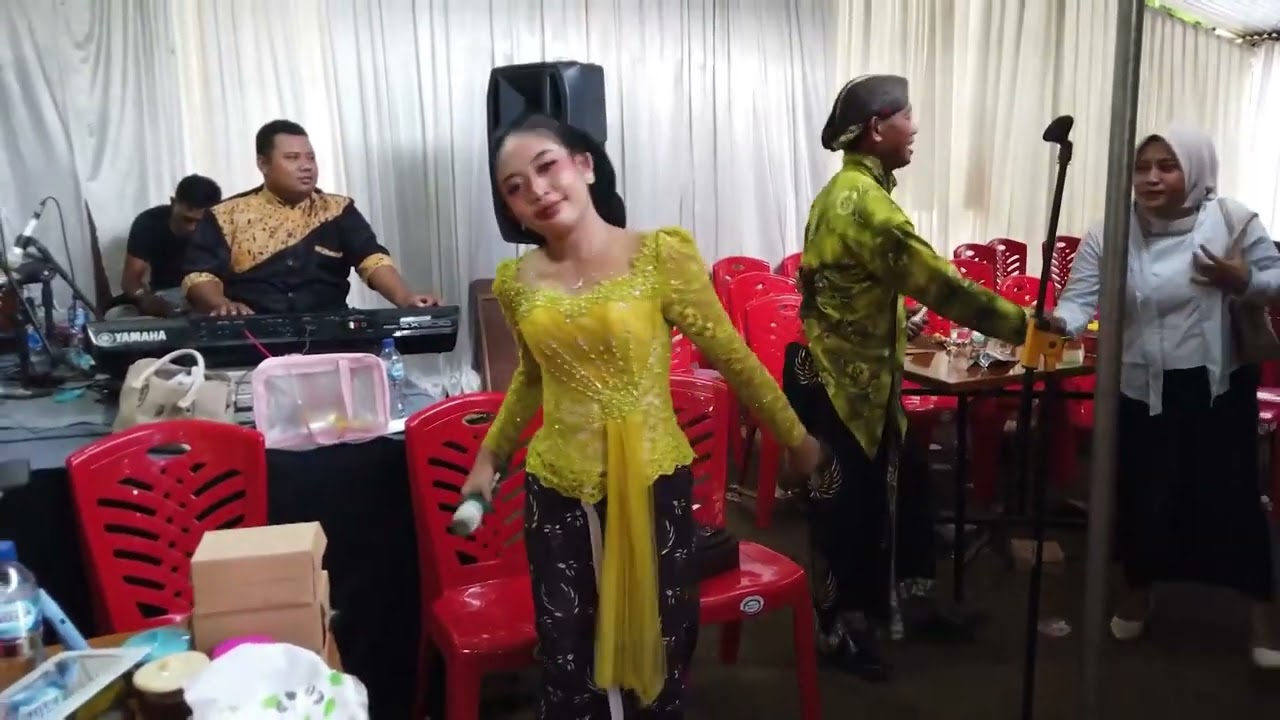 Cinta merah jambu -  April