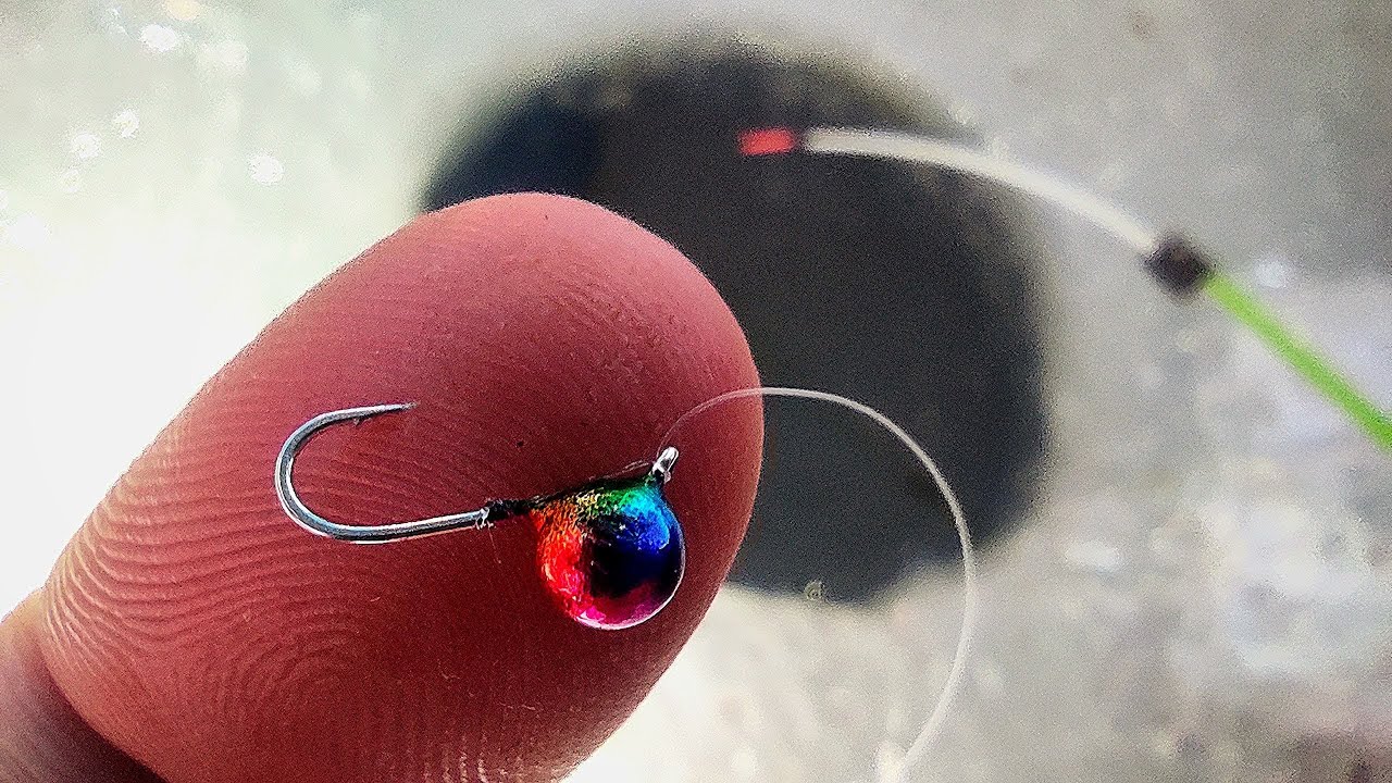 ДИКАЯ ДРОБЬ ЛОВИТ КРУПНОЕ! Нарвался на БАТОНОВ по первому льду 2025-2026.