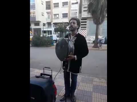 شاب مغربي يغني أغنية لمجموعة ناس الغيوان مهمومة