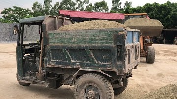 xúc lật Komatsu làm việc công nông chở 2 khối cát cực khoẻ