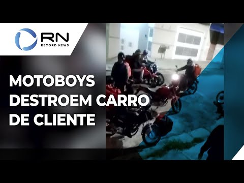 Motoboys protestam após motorista destruir moto de entregador