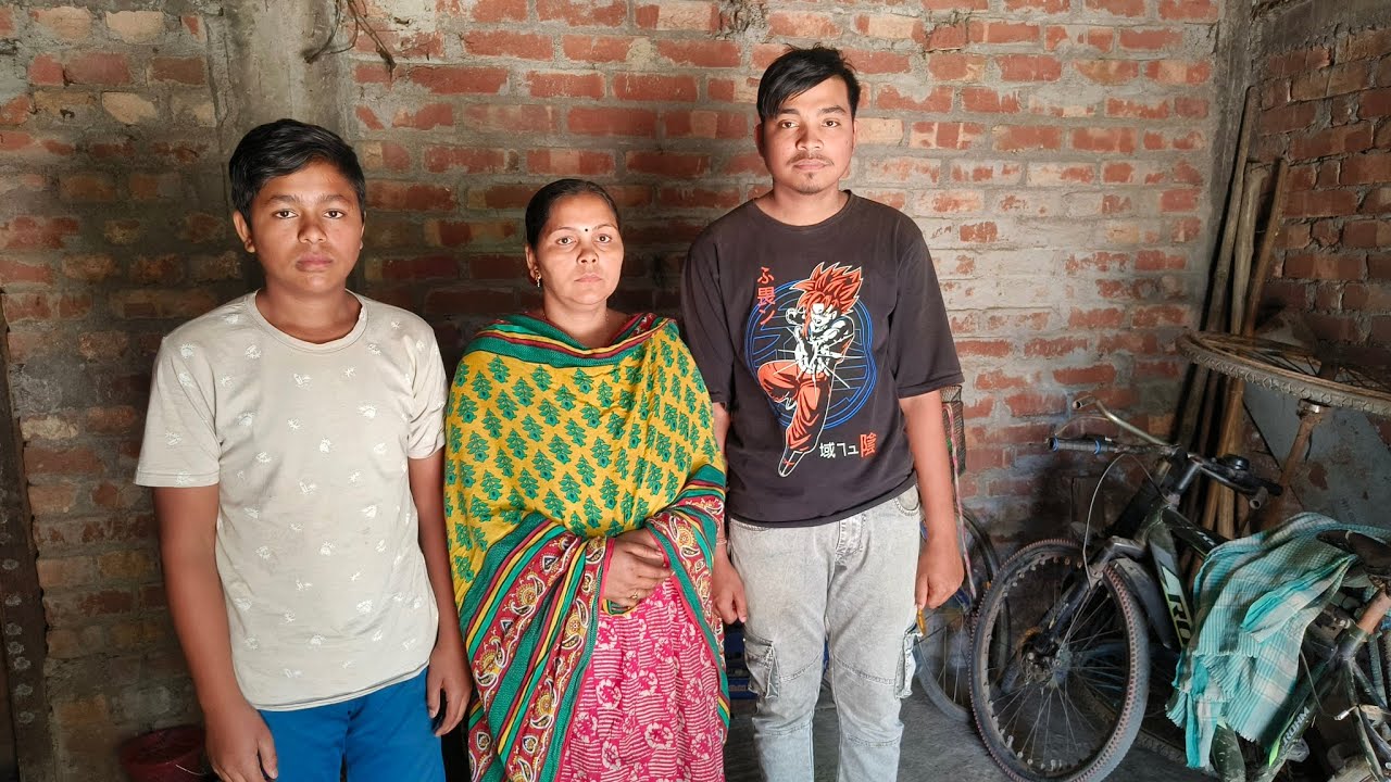 স্কুল পড়ুয়া দুই ভাই দেব এবং পাপ্পু বাবার মৃত্যুর পর ঠেলা গাড়ি নিয়ে রাস্তায় পেটের তাগিদে।।