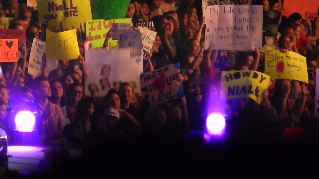 Liam reading signs + Girl Almighty - One Direction San Diego July 9, 2015