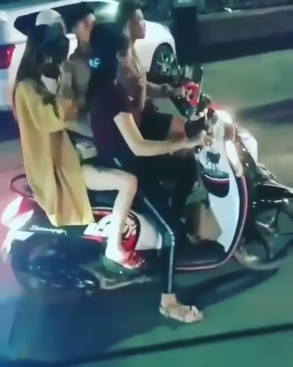 Cewe Cantik Kaget di Klakson ama Truk 😂