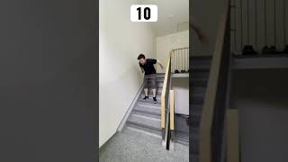 Wie Menschen unterschiedlichen Alters die Treppe runtergehen 😂 #shorts