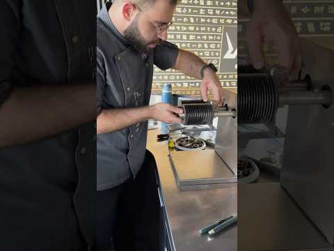 مكينة لحم جرحتني