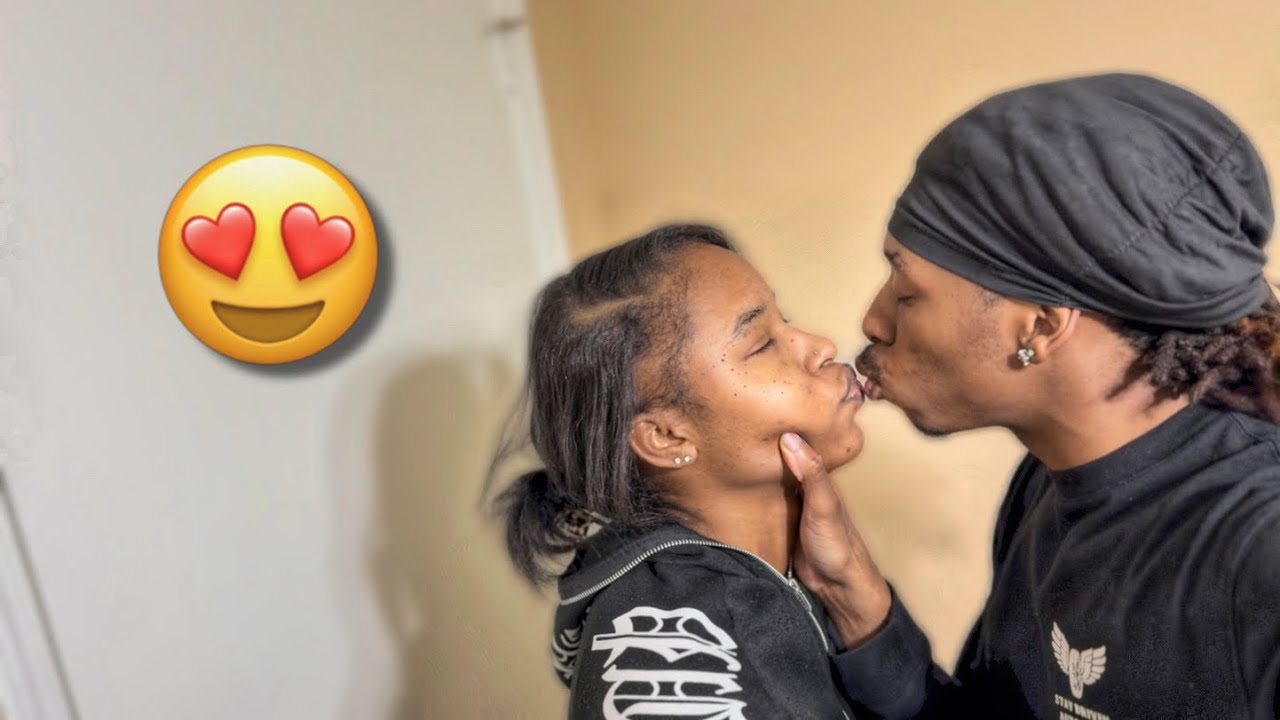 СЛУЧАЙНО ПОЦЕЛОВАЛ СВОЮ ЛУЧШУЮ ПОДРУГУ ВО ВРЕМЯ СПОРА…😘💦 *ВСЁ ПРОШЛО КАК НАДО*