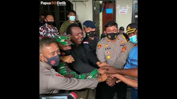 Dua Kelompok Warga Bentrok di Depan Kantor Polres Mimika