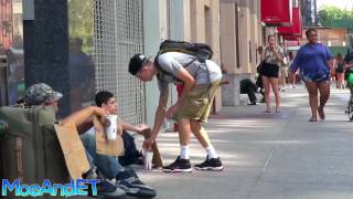 Als dieser Obdachlose mit Essen beworfen wurde passierte das...