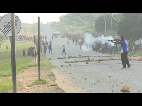 TAZAMA POLISI GEITA WALIVYOWATAWANYA KWA MABOMU WANAFUNZI WALIOANDAMANA NA KUFUNGA BARABARA