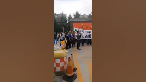 （一）保定徐水区公安局门口，民众打横幅抗议警察打人，要求查处黑恶势力保护伞！｜#大纪元新闻网 - 天天要闻