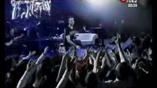 Gökhan Özen-Bize Aşk Lazım +Lyrics
