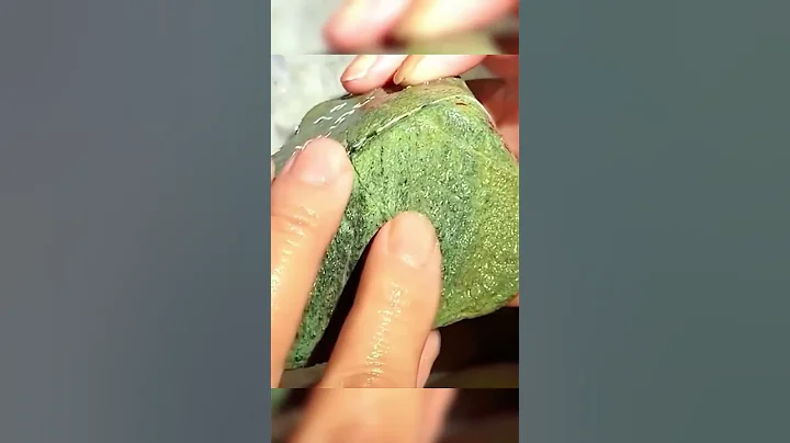 翡翠原石 | 一刀下去，吃瓜群眾目瞪口呆！#翡翠 #翡翠直播 #翡翠原石 - 天天要聞