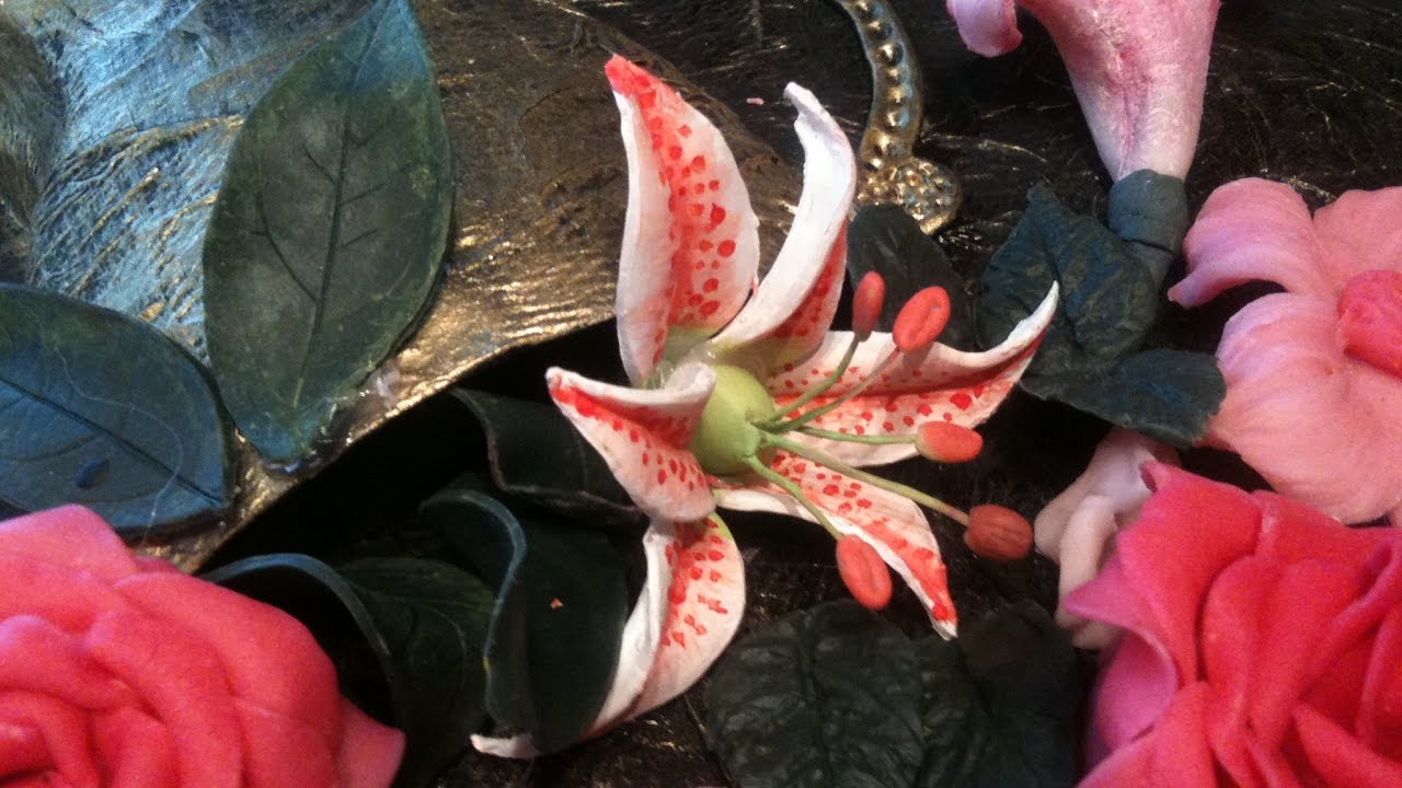 طريقة صنع زهرة  lily من عجينة السيراميك  لتثبيتها على تابلوه       diy craft