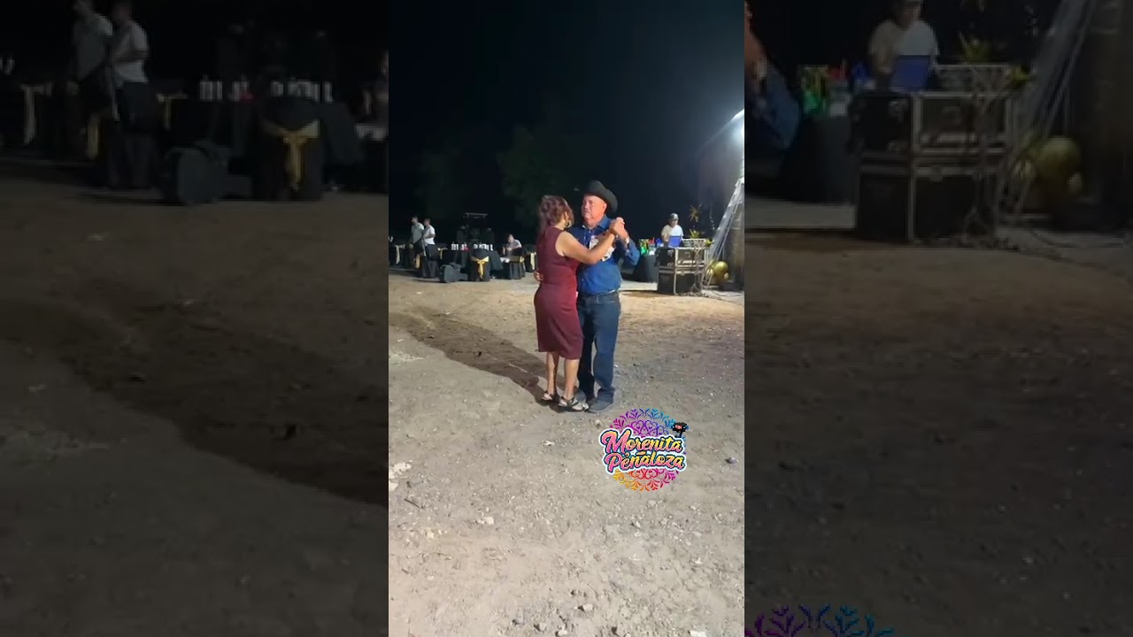 Cumpleñero bailando con su esposa 