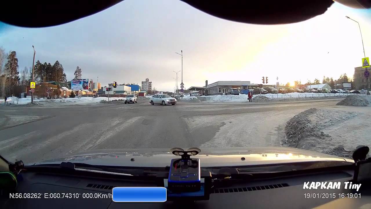 Дама за рулем забыла, что надо пропускать авто и пешеходов при повороте ...