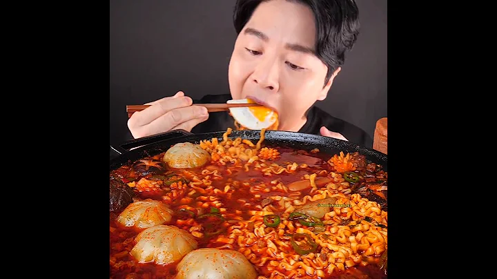 Soupy Noodles, Eggs, Kimchi, Spam & Sausages 🤤 #asmr #mukbang #eatingvideos #satisfying @chihun