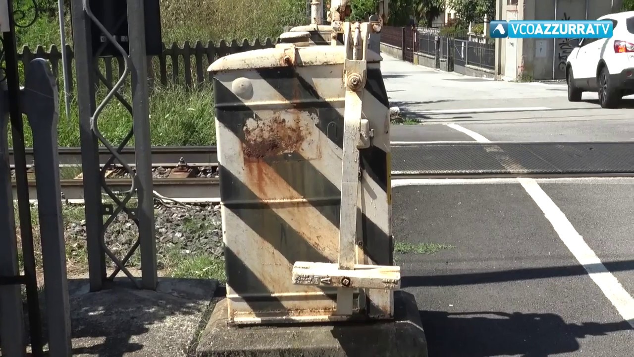 Danneggia sbarre del passaggio a livello e scappa, idenfiticato