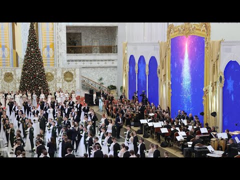 Более 300 студентов и школьников стали участниками новогоднего бала в минском Дворце независимости