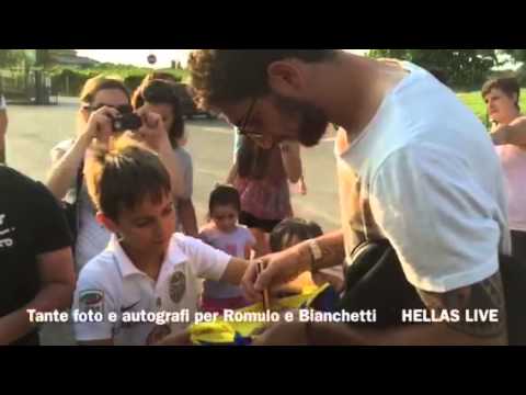 Tanti autografi e foto per i gialloblù