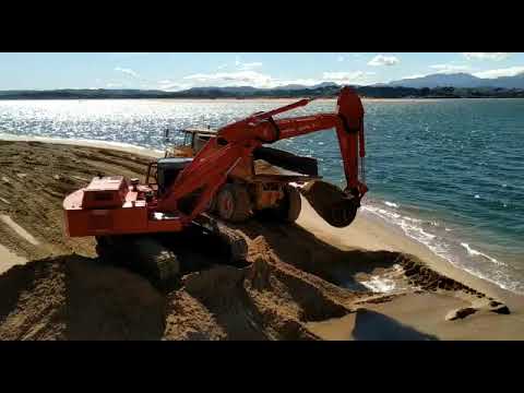 Comienza el trasvase de arena desde el Museo Mar&iacute;timo hasta la playa de La Magdalena