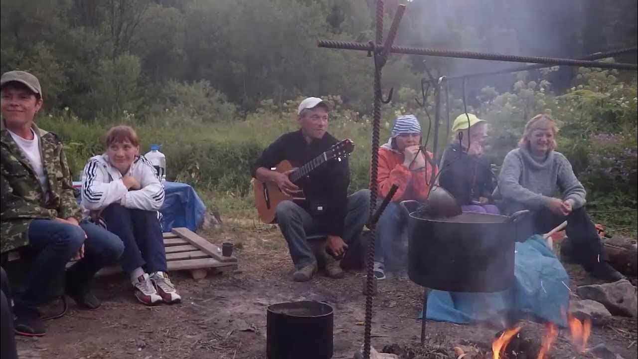 Гитара и палатка. Туристические песни у костра слушать. Друзья у костра с гитарой. Лес костер барды. Посиделки у костра палатки.