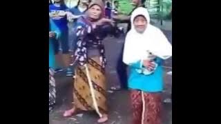 Vidio lucu bikin ngakak orang tua joget eeh tapehnya mlorot