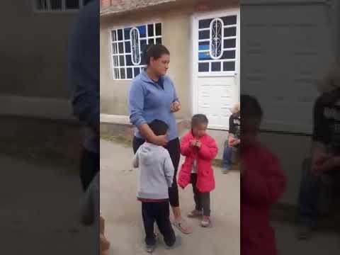 Niño paga $1.000 pesos por una canción Para su mamá | Totus Noticias - YouTube