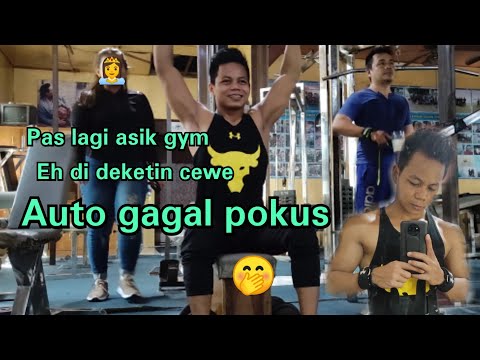 Fitnes membentuk otot bahu, di tempat gym, untuk pemula,