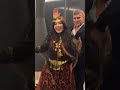 یه چی پر دستماله نودونم چنه سوغات دلداره نودونم چنه یه چی پر دستماله نودونم چنه سوغات دلداره نودونم چنه