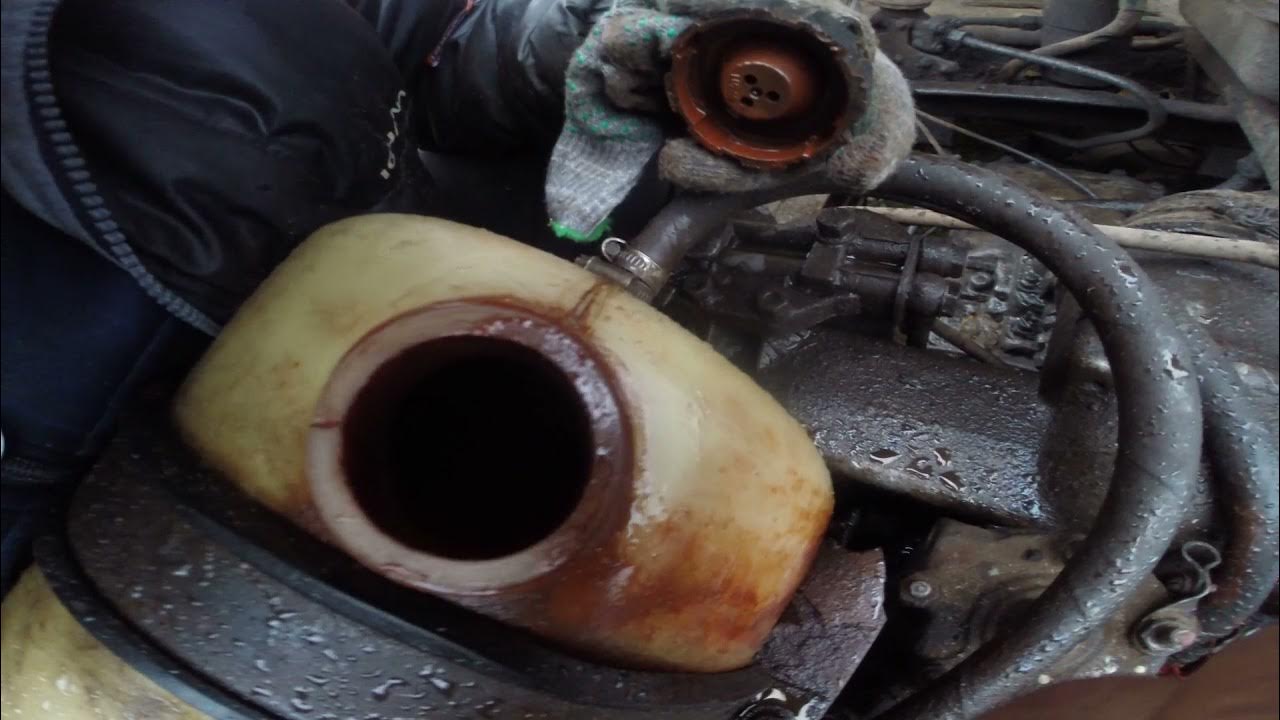 Расширительный бачок камаз 5350. В камазе масло в расширительном. Ford scorpio 2 эмульсия в расширительном бачке. Chevrolet cruze эмульсия в расширительном бачке. Масло в тосоле камаз.