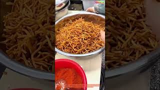 Force du poignet et saladier : pour répartir uniformément la poudre de piment sur chaque frite