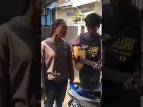 Pengamen Cantik Membawakan Lagu Religi