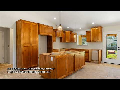 587 E Forks Circle, Cave Junction, OR home video tour