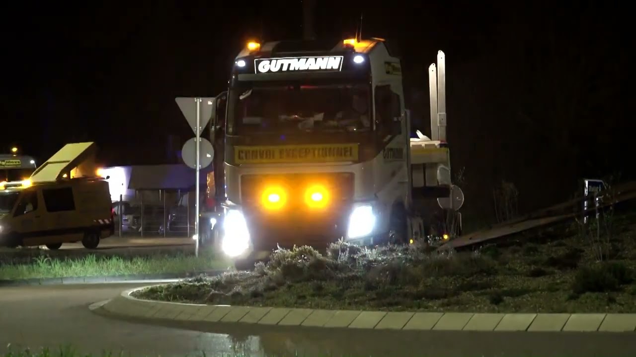 Schwertransport für das neue Feuerwehrhaus Karlsdorf-Neuthard