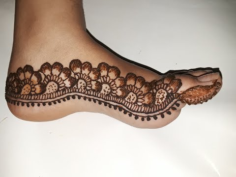 Simple leg mehndi design.