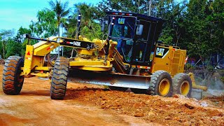 CAT 140K Motor Grader Demonstrating Perfect Technique Leveling Road Surface