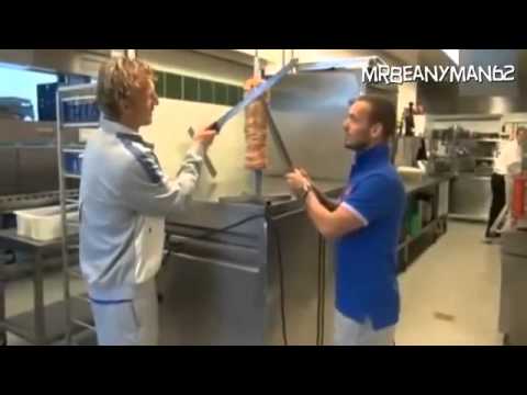 სნეიდერი და კიუიტი შაურმას ამზადებენ