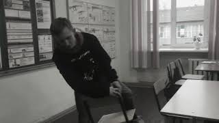 Сергей Безруков садится на школьный стул - Оригинал
