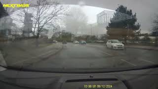 Self entitled idiot in a 4x4 fails to bully his way out on a roundabout