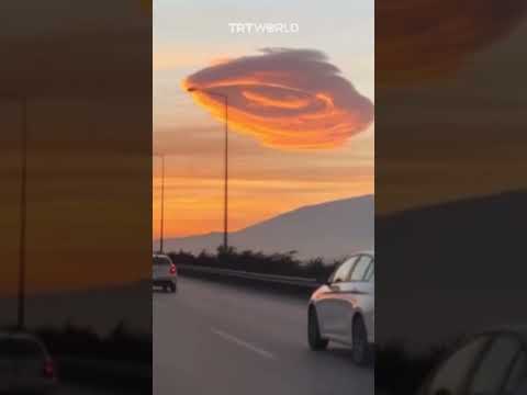 Rare UFO-shaped cloud hovers over Bursa, Türkiye