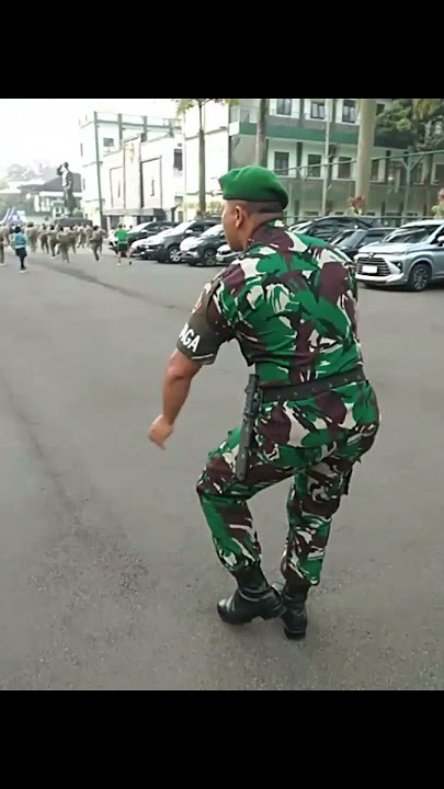 TNI berjoget di sela Senam bersama