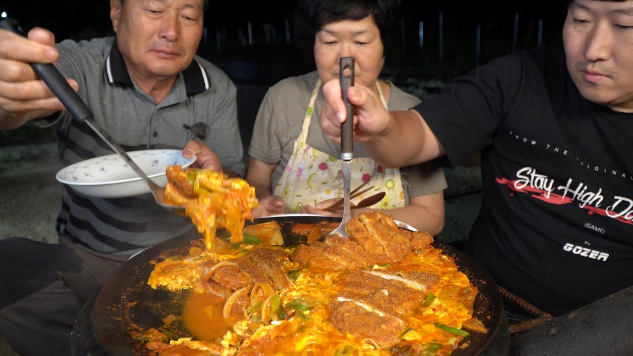 바삭한 돈까스가 맛있는 김치찌개 속으로! 돈까스 김치찌개 (Kimchi Stew with Pork cutlet) 요리&먹방!! - Mukbang eating show