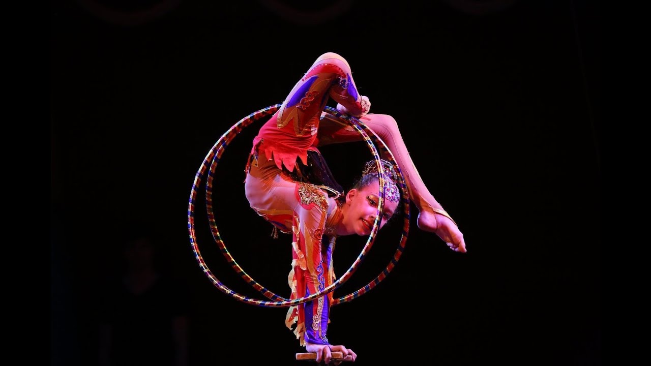 Эквилибр с хула-хупами. Солистка Образцового цирка 