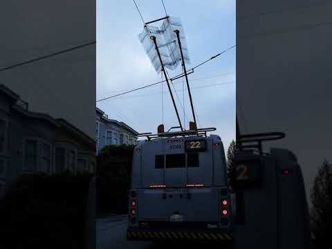 San Francisco Muni trolleybus succeeded and fails automatically to connect back to wires using pans