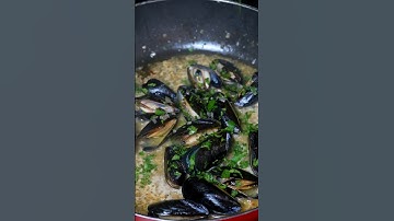 Mussels in White Wine Lemon Butter Sauce