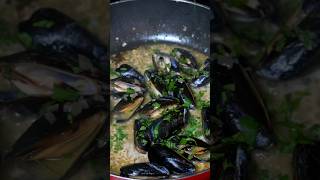 Mussels in White Wine Lemon Butter Sauce