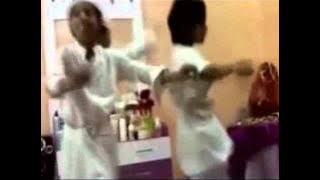 ورعان صغار يرقصون على اغنية بنات المملكه
